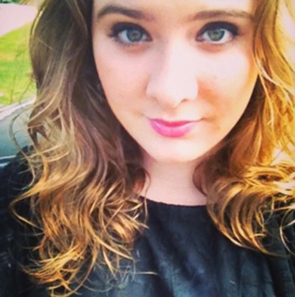 "Obožavam svoju kosu danas, ali mrzim razlog zbog kog sam sređena", napisala je ova devojka u komentaru