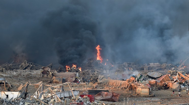 Sűrű füsttel lángolnak épületek a bejrúti kikötőben bekövetkezett robbanás után 2020. augusztus 4-én. A jelentések szerint a detonációban többen megsérültek./ Fotó: MTI/EPA/Vael Hamzeh