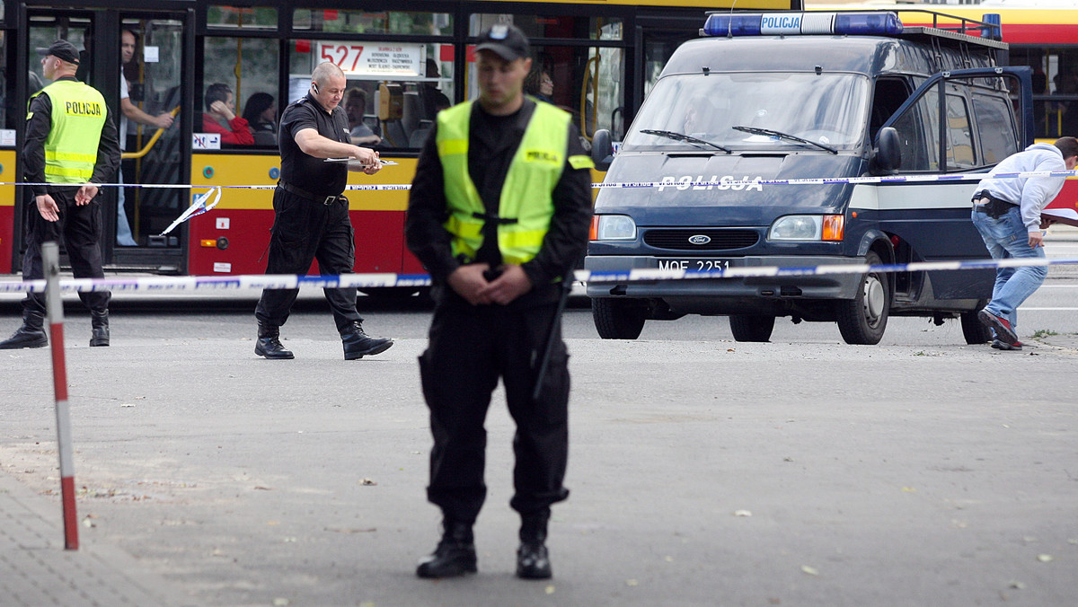 Policja poszukuje osoby lub osób, które brały udział w strzelaninie w al. Solidarności, do której doszło około godziny 15. Jedna osoba została ranna w ramię i okolice brzucha i trafiła do szpitala.