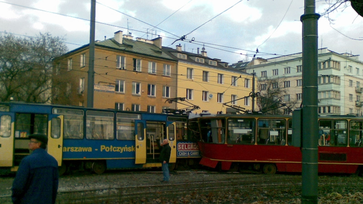 Na pl. Narutowicza zderzyły się tramwaje linii 7 i 35 - informuje "Życie Warszawy".