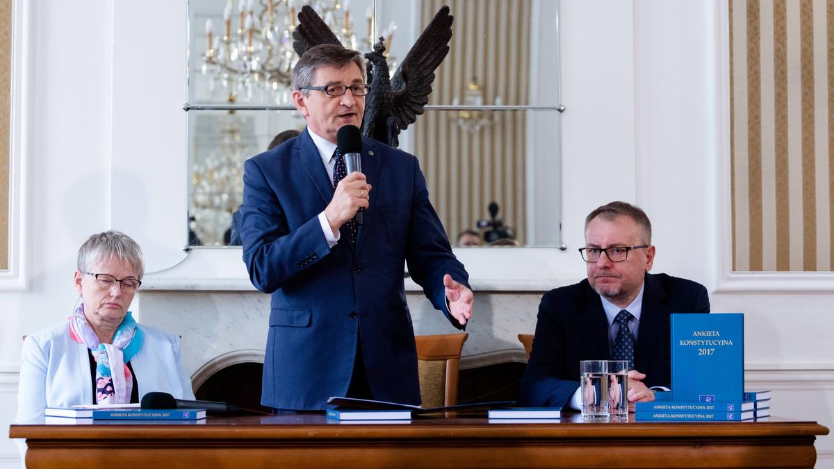 Konstytucjonalistka Anna Łabno (L), marszałek Sejmu RP Marek Kuchciński (C) i prawnik Bogumił Szmulik