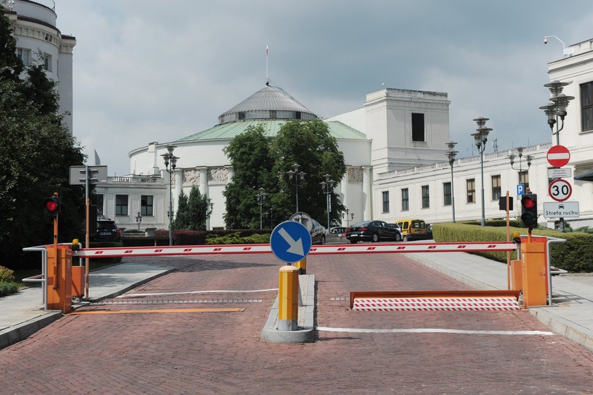 Polacy coraz bardziej lubią prezydenta. Coraz gorzej oceniają Sejm