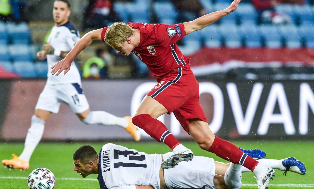 Erling Braut Haaland w meczu z Serbią