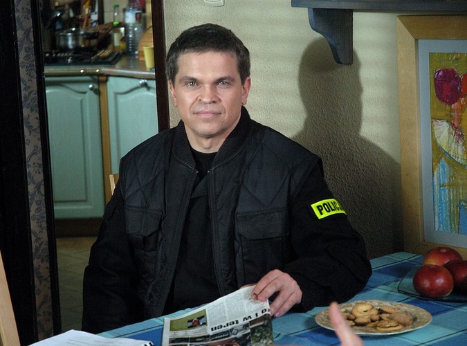 Jarosław Boberek jako nierozgarnięty posterunkowy w 'Rodzinie zastępczej'