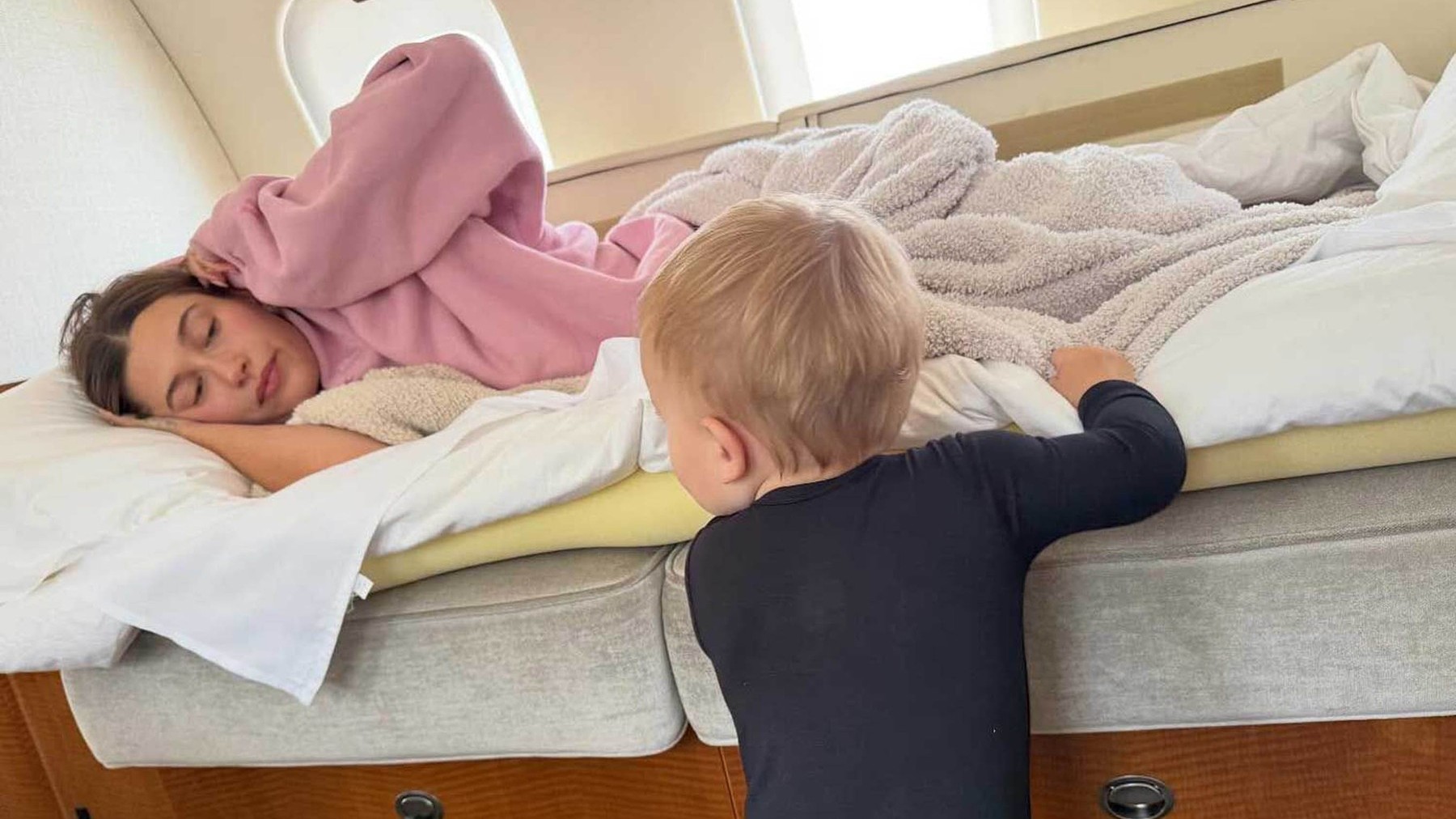 Aké rodičovské štýly preferujú mladí, moderní rodičia z generácie Z? Najznámejšími celebritnými rodičmi sú aj dvojica Hailey Bieber s Justinom Bieberom, ktorí vychovávajú synčeka Jacka Bluesa (12 mesiacov, na snímke 09. 09. 2025 v súkromnom lietadle)
