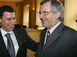 Siwiec pcha się do mediów