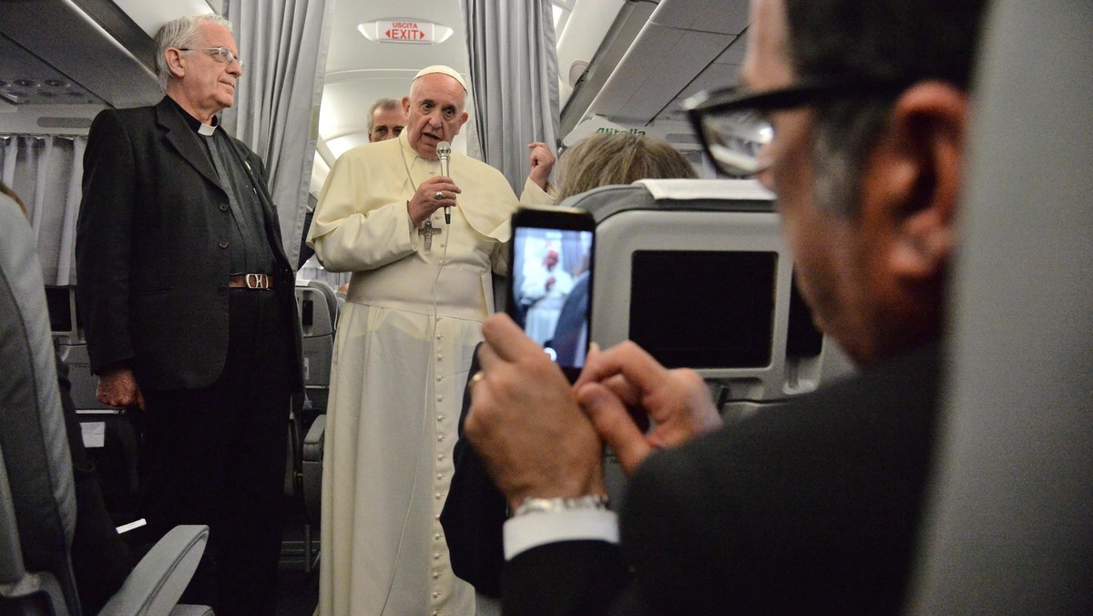 Papież Franciszek podczas rozmowy z dziennikarzami powiedział, że konsumpcjonizm i relatywizm to "rak społeczeństwa" Na pokładzie samolotu w drodze powrotnej z Sarajewa do Rzymu przestrzegał przed pułapkami wirtualnego świata i telewizji.