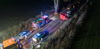 Tragedia koło Pucka. 18-latek rozbił się na drzewie. Z auta została miazga