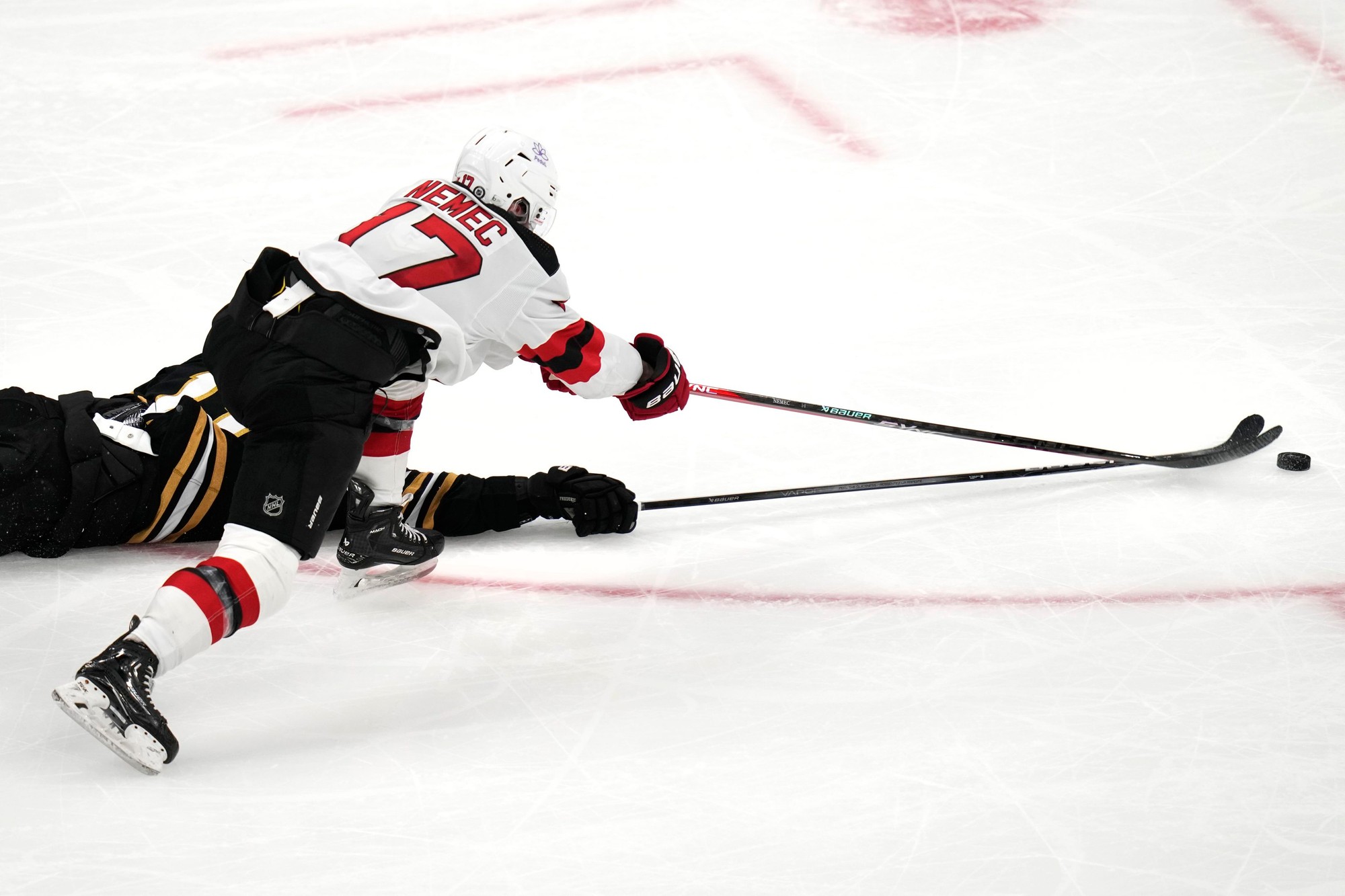 Šimon Nemec (New Jersey Devils) v súboji s hráčom Bostonu Bruins Trentom Fredericom.