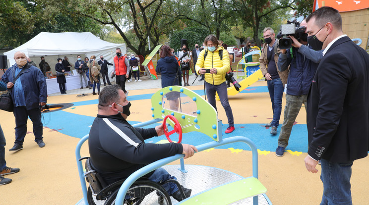 A játszótér valójában egy sérültek számára is jól használható park Fotó: Varga Imre