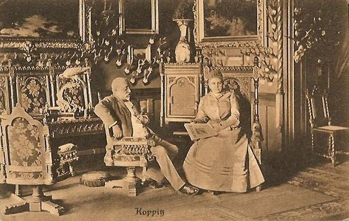 Hrabiostwo Hans Ulrich i Johanna von Schaffgotsch w jednym z pałacowych wnętrz. Hrabina trzyma w ręku wydanie gazety "Die Woche" z 4 października 1902 r.