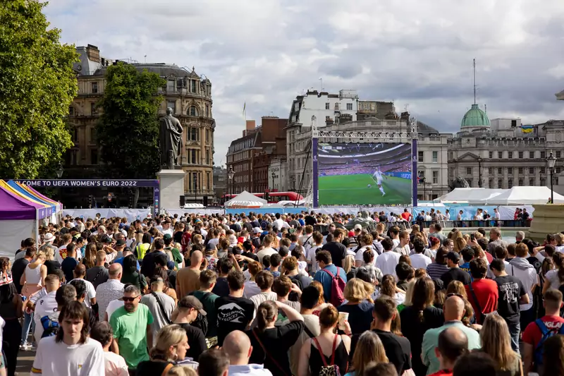 Londyn 31.07.2022 r.: Setki fanów piłki nożnej zgromadziły się w strefie kibiców na Trafalgar Square, aby obejrzeć transmisję na żywo z finałowego meczu piłki nożnej pomiędzy Anglią a Niemcami. Drużyna Anglii pokonała Niemcy 2-1 w dogrywce