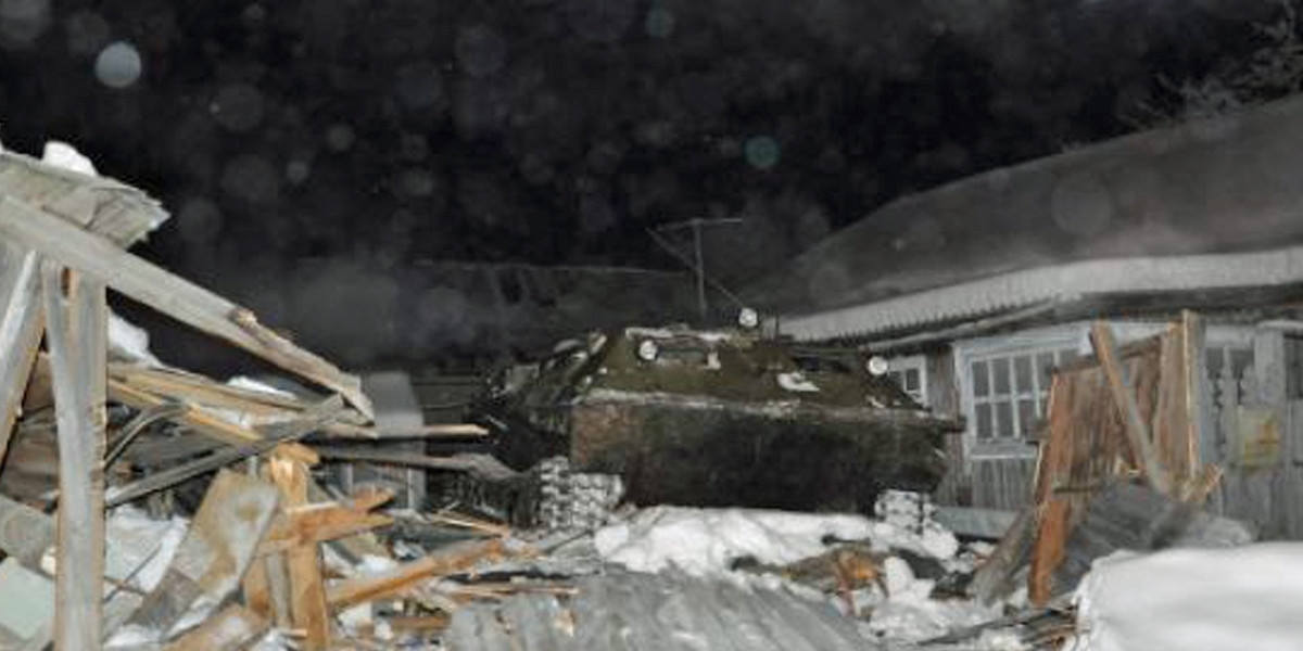 Rosyjski czołgista rozjechał dom.
