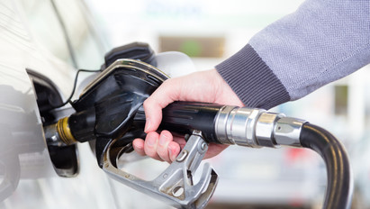 Jó hír az autósoknak: újra csökken a benzin ára