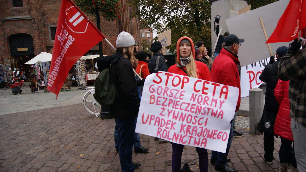 Kilkadziesiąt osób wzięło udział w zorganizowanej dziś pod pomnikiem Kopernika w Toruniu manifestacji przeciwko zawarciu umowy CETA między Unią Europejską a Kanadą. Ich zdaniem jakość oferowanej w sklepach żywności może wkrótce znacznie spaść.