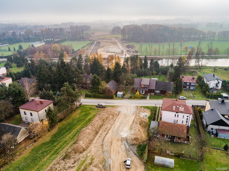 Budowa drogi ekspresowej S-1 - odcinek Dankowice - węzeł Suchy Potok - zdjęcia z drona - 15.11.2022 - autor: GDDKiA