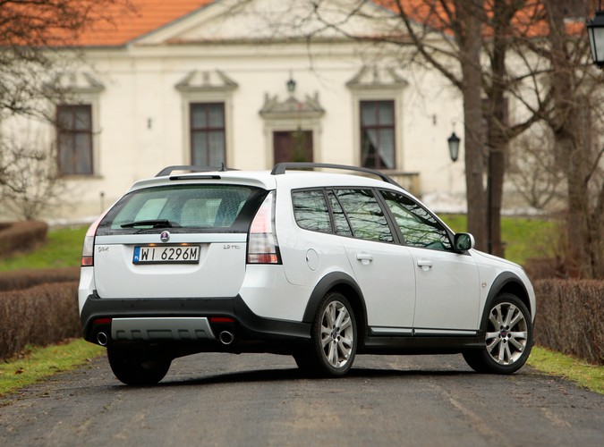 Saab 9-3X - szwedzka stal gotowa do przygody. Dzielnie zwalczy dziki teren, choć woli asfaltowe bulwary. Mogą być dziurawe jak sito - czyli idealnie sprawdza się na polskich drogach...