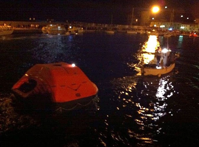 Pasażerowie uciekali na tratwy ratunkowe