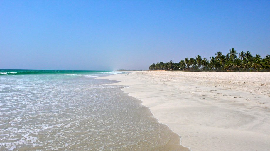 Rozległa biała plaża w regionie Dhofar