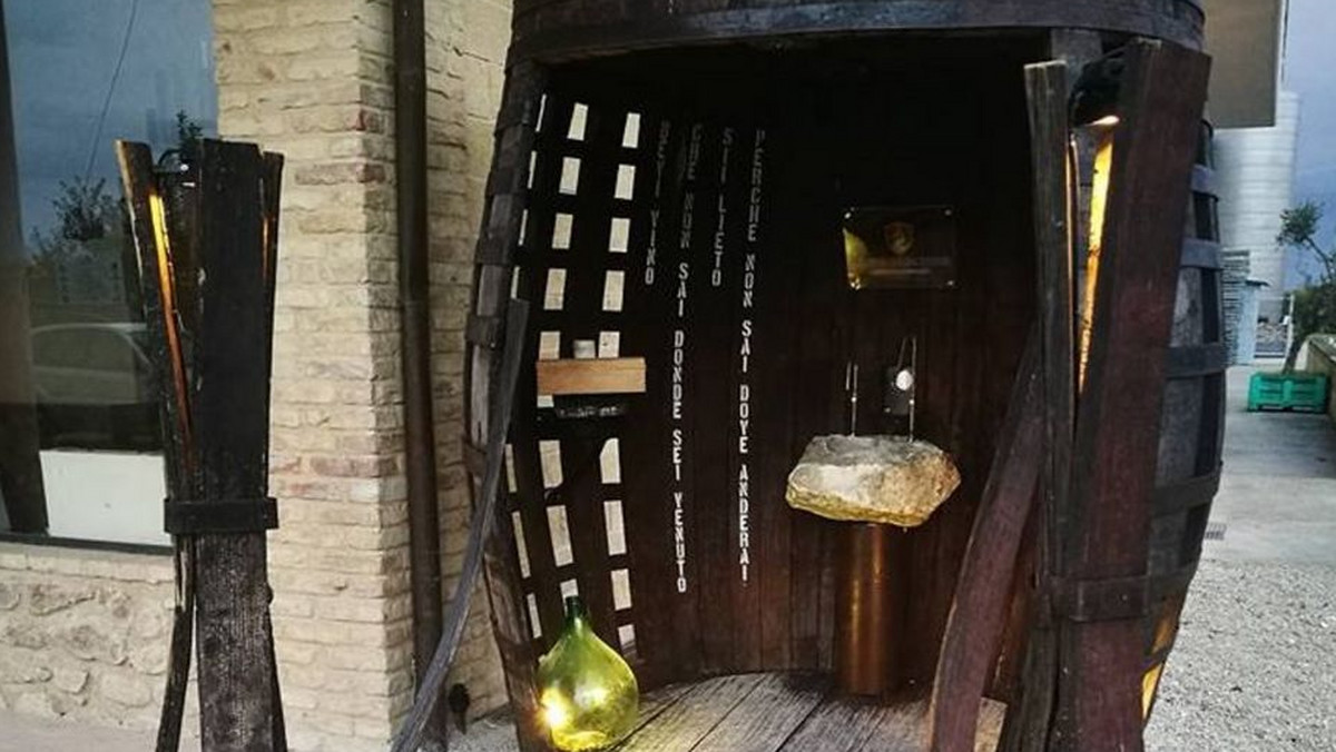 Lokalna winnica w Ortonie we Włoszech otworzyła małą fontannę, z której nieustannie płynie wino. Ma ono być darem dla strudzonych pielgrzymów. Przez Ortonę przebiega popularny wśród Włochów szlak dla pielgrzymów zwany Drogą św. Tomasza (Cammino di San Tommaso).