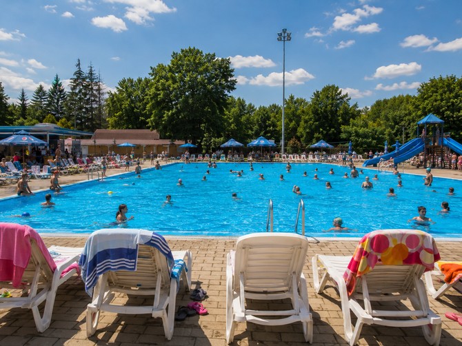 Žena zaspala na sat vremena pored bazena, završila u opekotinama
