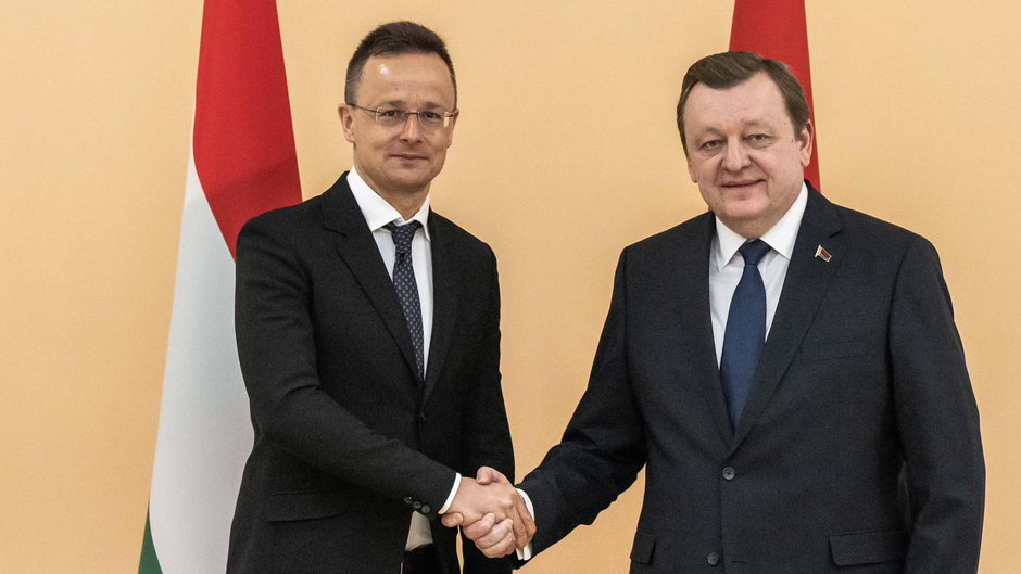Ministrowie spraw zagranicznych Węgier i Białorusi: Péter Szijjártó (L) i Siarhiej Alejnik (P)
