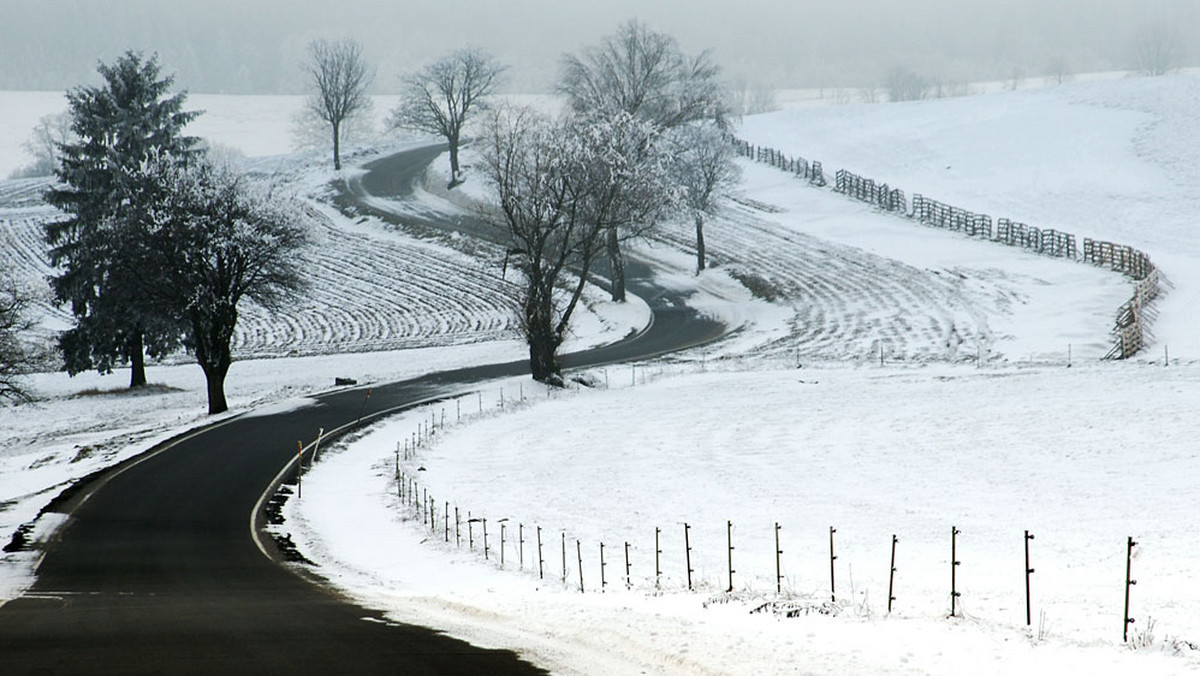 Na Podkarpaciu w poniedziałek rano przejezdne były wszystkie drogi krajowe i wojewódzkie. Miejscami jazdę utrudnia błoto pośniegowe. W południowych powiatach regionu niewielkie opady śniegu.