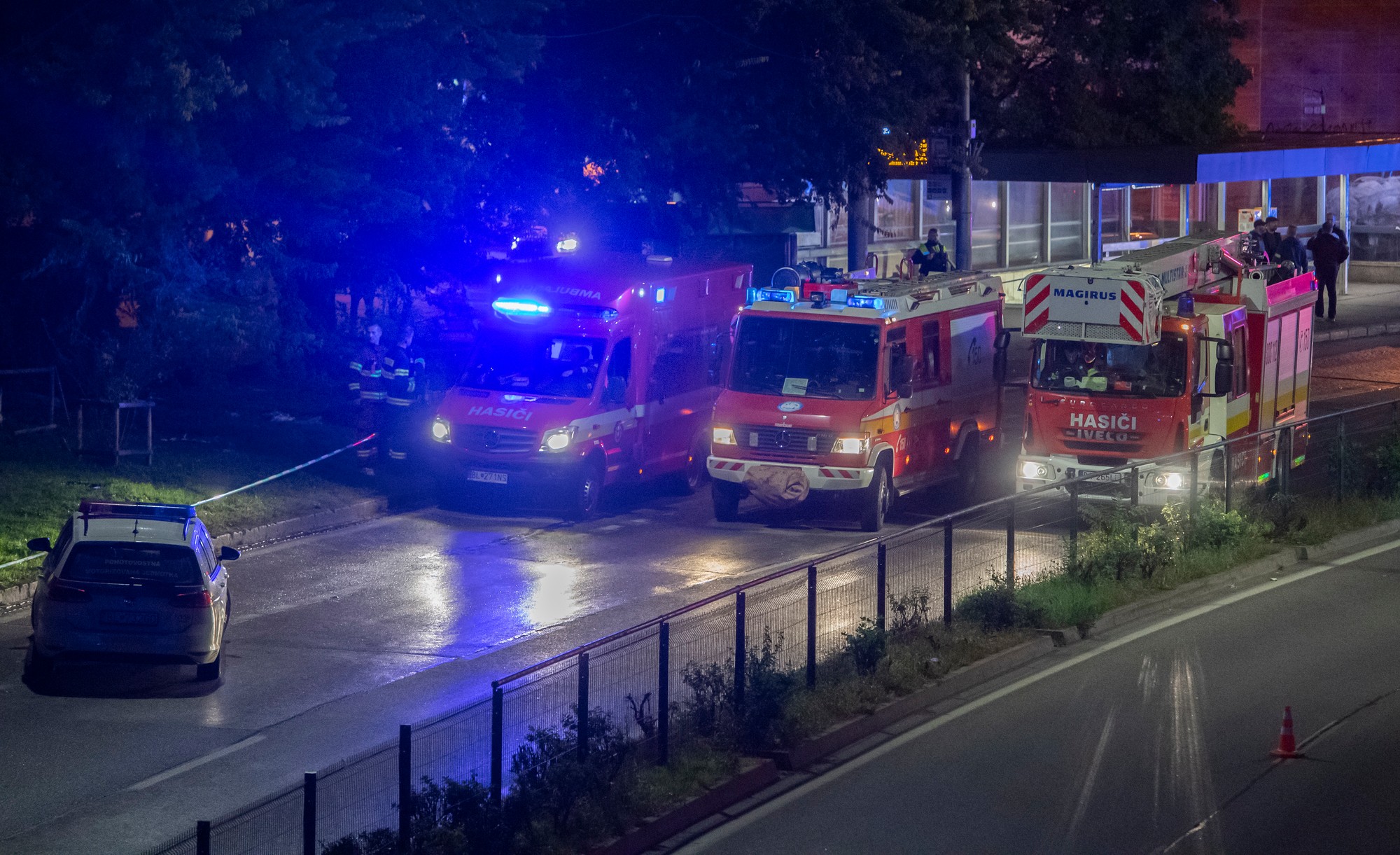 V centre Bratislavy narazilo v nedeľu 2.10.2022 o 22.24 h auto s opitým vodičom do zastávky mestskej hromadnej dopravy, kde sa nachádzali ľudia. 