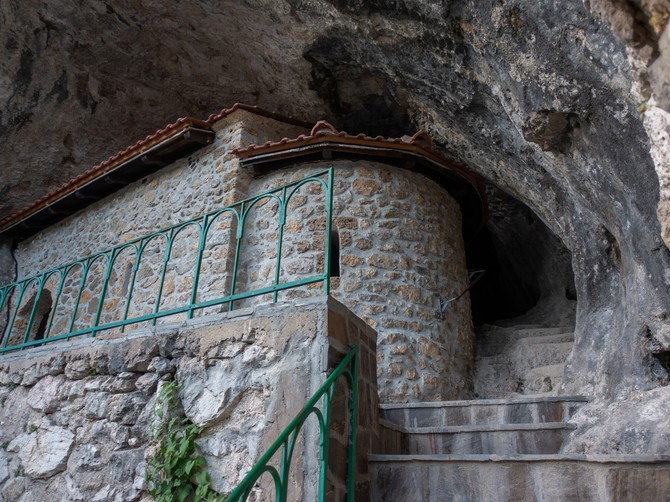 Misterija lekovite vode u manastiru Gornjak: Pojavljuje se na Đurđevdan, čak i kad je suša