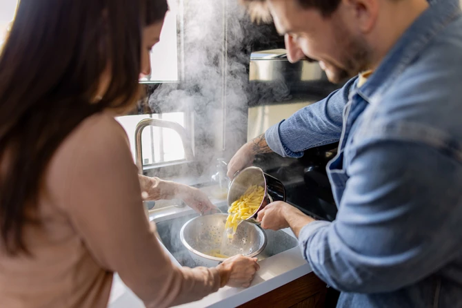 Kipuća voda istovremeno izaziva naglo širenje i skupljanje cevi, što može da dovede do propuštanja