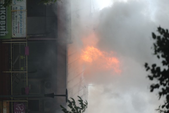 POŽAR NA NOVOM BEOGRADU NE JENJAVA Vatrogasci nadljudskim naporima uspeli da SPASU POLA TRŽNOG CENTRA, vlasnici očajni: "Ljudi su jedva izlazili na kraj s tim lokalima"