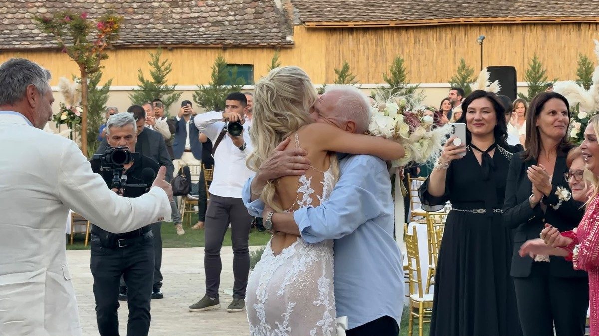 OTAC JE GRLI I PLAČE Jelena Jovičić blista u uskoj, providnoj venčanici: Glumica stigla na gala slavlje u besnom džipu, muž u belom, ne skida pogled sa nje (FOTO/VIDEO)