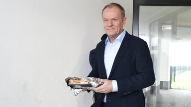 Tusk o burzy w sprawie "jedzenia robaków": poniżające