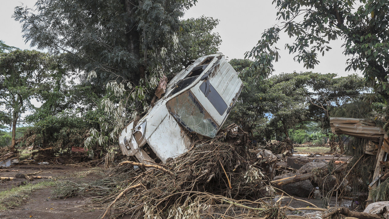 Turyści czekali na pomoc na drzewach. Niszczycielskie powodzie w Kenii