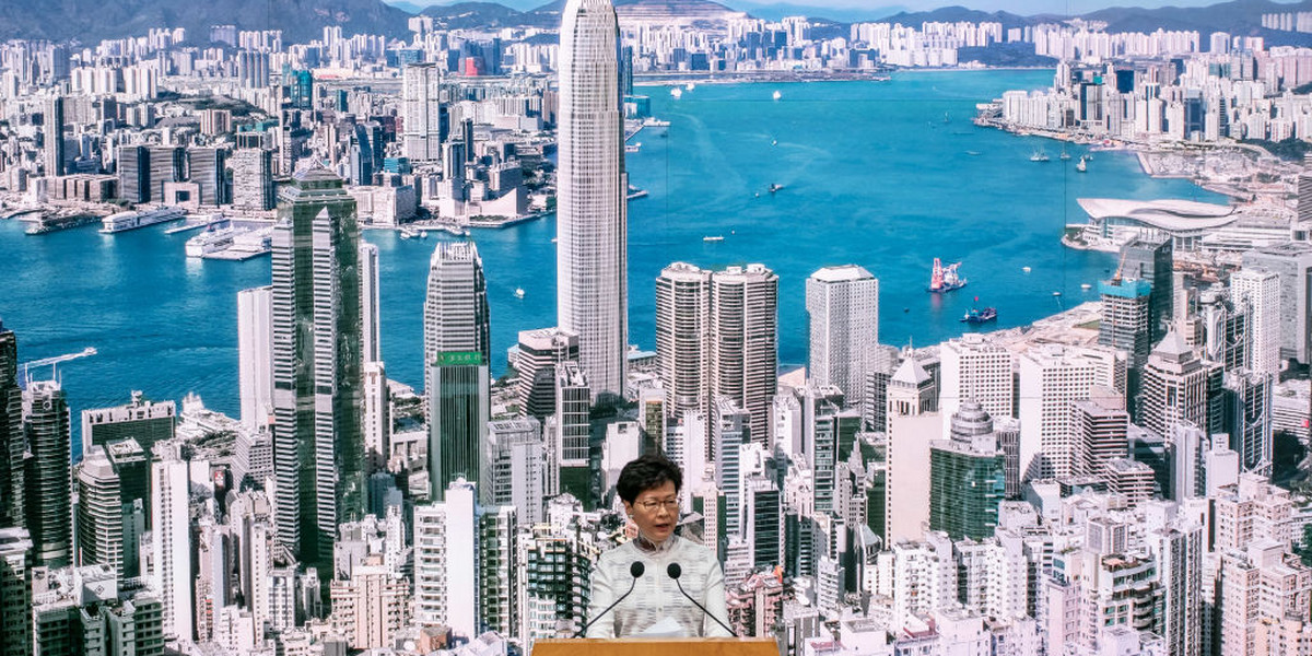 Gubernator Hongkongu Carrie Lam Cheng Yuet-ngor na tle panoramy miasta podczas konferencji prasowej 15 czerwca, na której ogłosiła zawieszenie prac nad kontrowersyjną ustawą o ekstradycji.