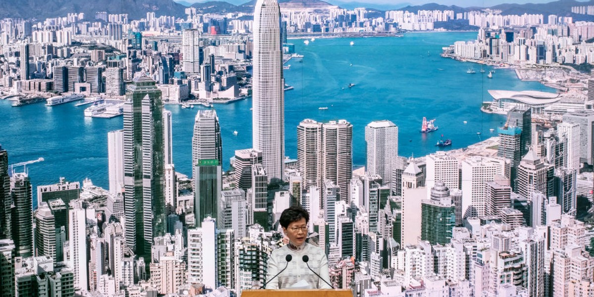 Gubernator Hongkongu Carrie Lam Cheng Yuet-ngor na tle panoramy miasta podczas konferencji prasowej 15 czerwca, na której ogłosiła zawieszenie prac nad kontrowersyjną ustawą o ekstradycji.