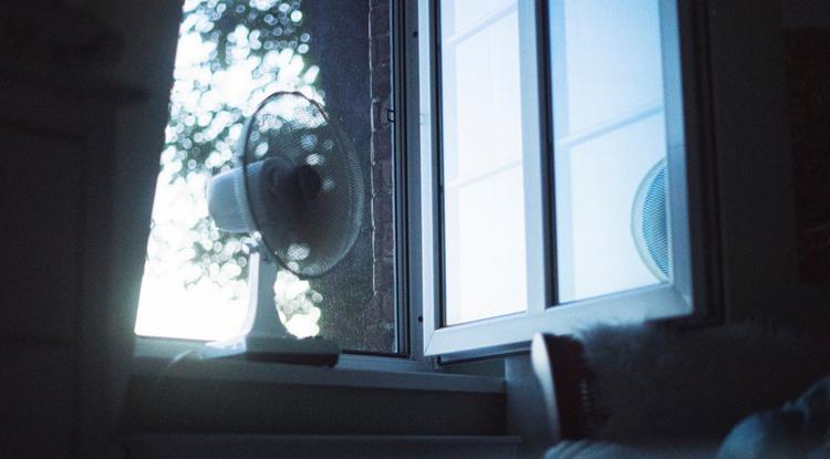 Sokan használják a nyári melegben estétől reggelig a ventilátorokat, de érdemes óvatosan bánni vele