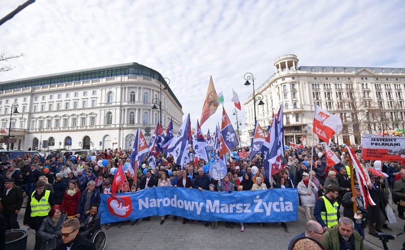 W marszu, który wyruszył z pl. Zamkowego i przeszedł na pl. Trzech Krzyży wzięły udział tysiące osób; jego uczestnicy domagali się jak najszybszego przyjęcia przez Sejm w formie ustawy obywatelskiego projektu "Zatrzymaj aborcję" oraz wypowiedzenia przez nasze państwo Konwencji Stambulskiej i zaproponowania Międzynarodowej Konwencji Praw Rodziny. Wymarsz poprzedziła msza św. w kościele Św. Anny na Krakowskim Przedmieściu; przed wyruszeniem odśpiewano hymn narodowy, po czym odczytany został list od prezydenta Andrzeja Dudy do uczestników marszu.