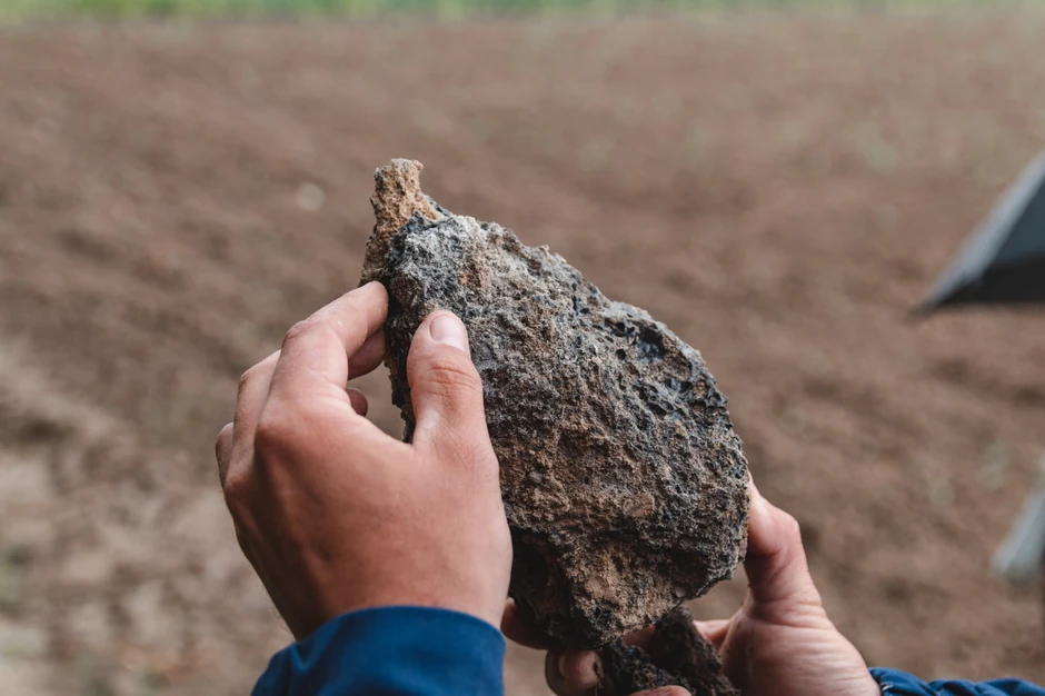 Nisu bili ni previše teški, ali ni lagani: Aleksandar veruje da je na svojoj njivi pronašao meteorit