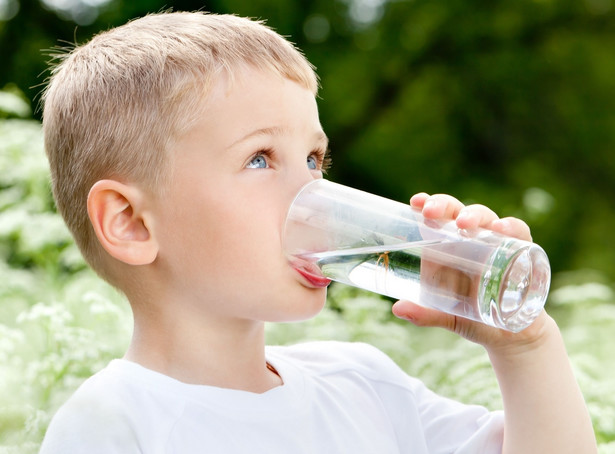 Gdy dziecko nie chce pić wody. Rady dietetyka