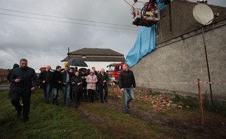Szef MSWiA podpisał wnioski o wypłatę zasiłków dla po szkodowych przez orkan 'Ksawery'