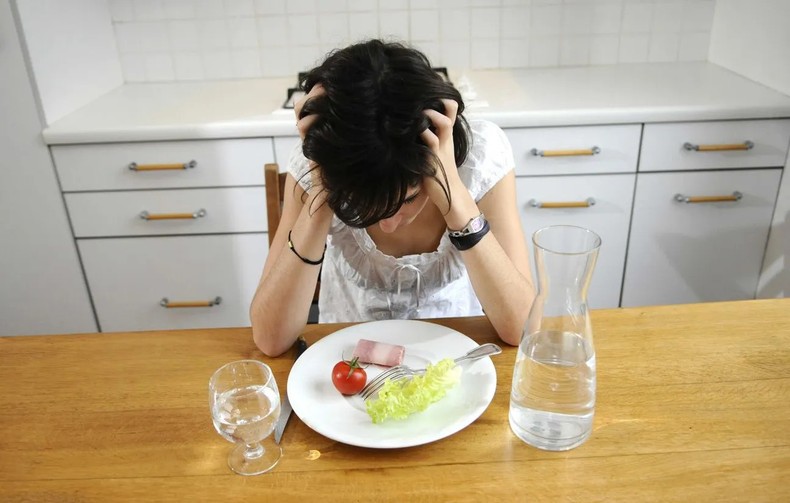 une fille-souffre-troubles-comportement-alimentaire