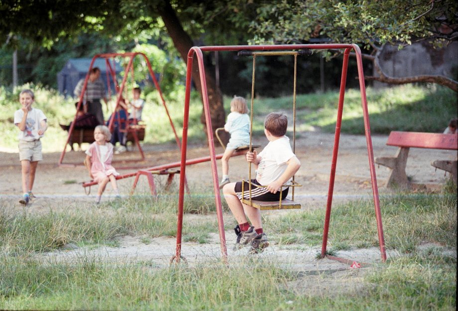 Typowy plac zabaw z lat 90.