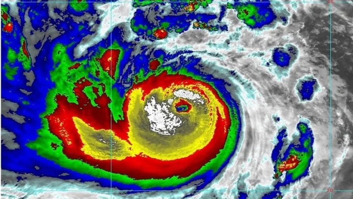 Jak informują meteorolodzy, cyklon Amphan przemieszcza się w kierunku granic Indii i Bangladeszu. Jego uderzenie może wywołać sztormy, silne wiatry, deszcze i powodzie. Z zagrożonych obszarów ewakuowano już 5 milionów osób.