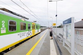 Autobusem i koleją przeciw inflacji [OPINIA]