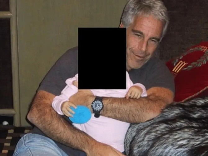 U fajlovima zaista postoje fotografije Epstajna koji drži malu bebu