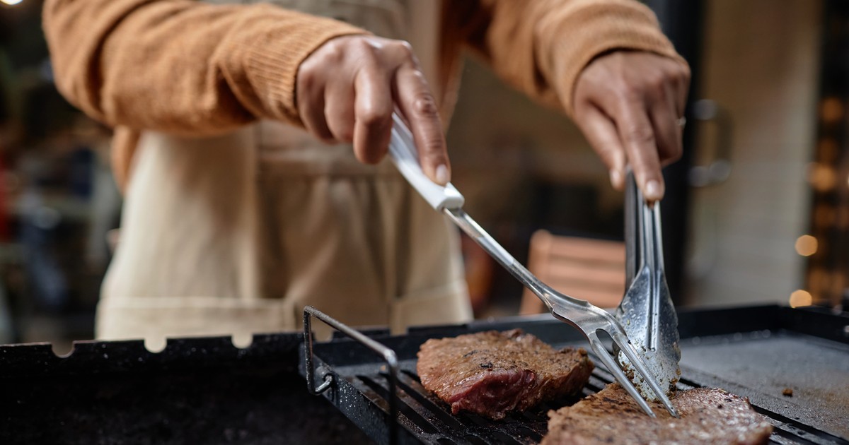 3 przepisy na grilla z serialu "Yellowstone". Gotował dla ekipy i zagrał rolę kucharza