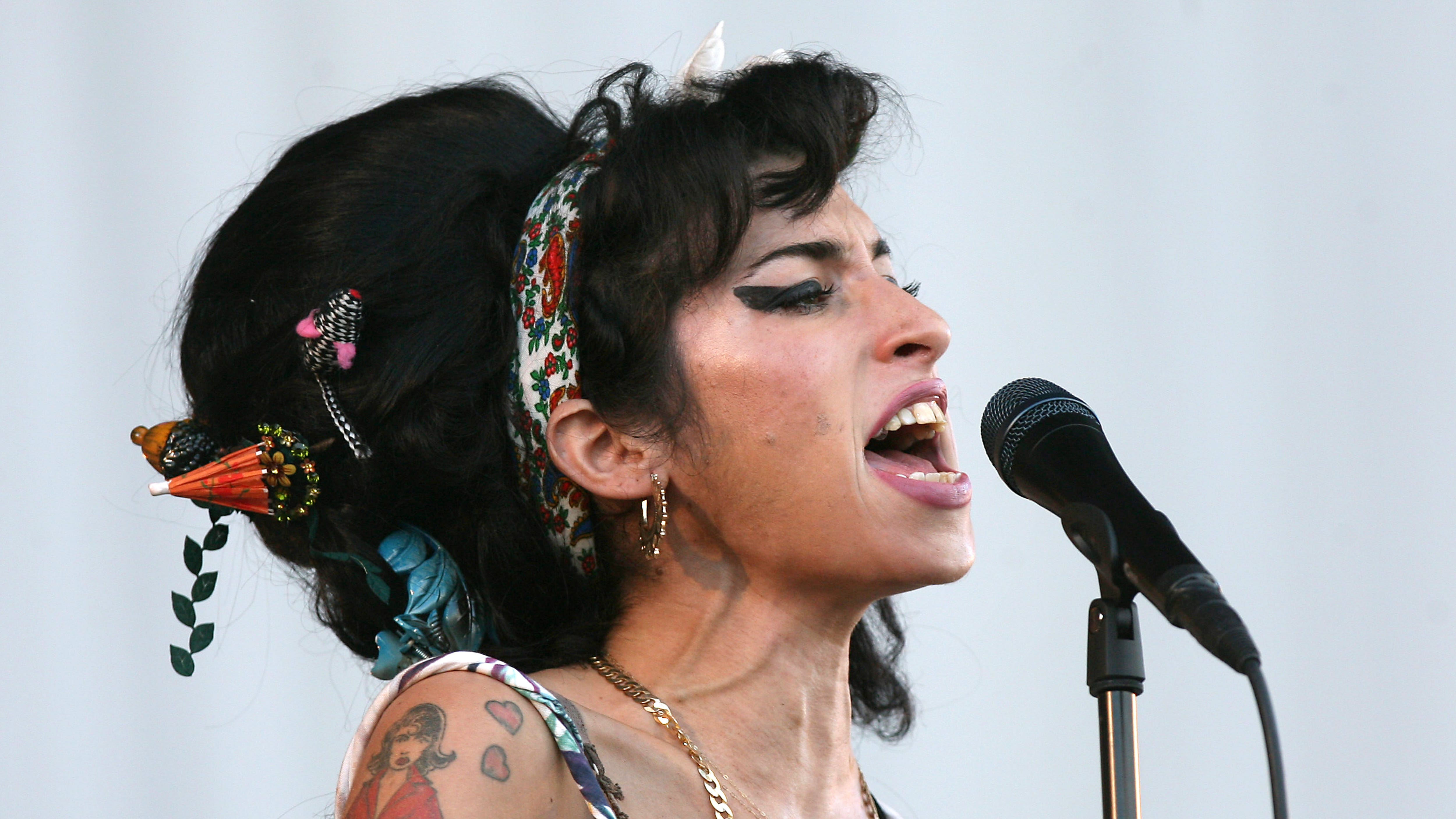 Mitch Winehouse apologizes after breaking down in Amy estate lawsuit