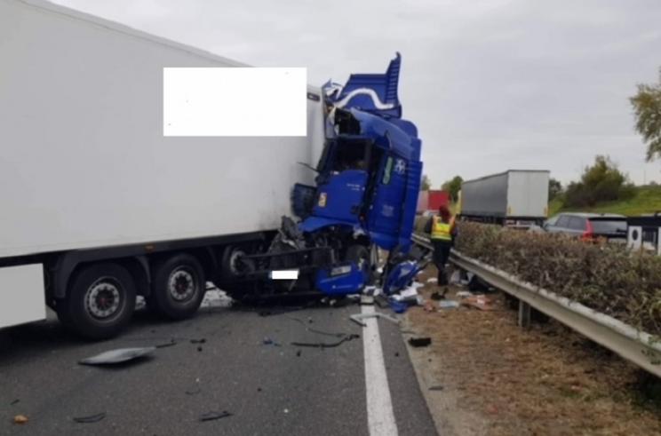 A kamionos baleset miatt teljesen lezárták az autópálya forgalmát a műszaki mentés idejére a 85-ös kilométerszelvénynél a 13-as útra terelik az autósokat. / Fotó: police.hu
