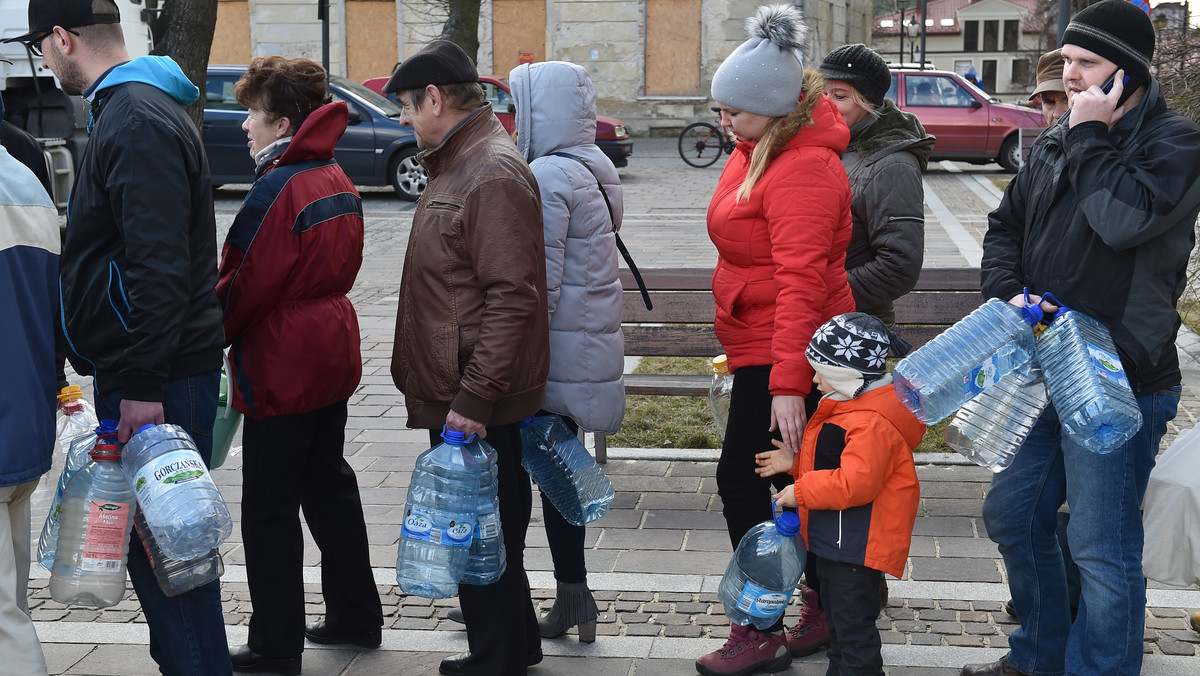 Woda w sieci na terenie powiatu olkuskiego jest już czysta i zdatna do spożycia. Alarm został odwołany. Przypomnijmy, od poniedziałku woda z kranów w miejscowościach na terenie powiatu olkuskiego nie nadawała się do spożycia przez ludzi. W wodzie wykryto bakterie. Nie wiadomo, jak dostały się one do systemu wodociągowego. Woda nie mogła być spożywana nawet po uprzednim przegotowaniu.